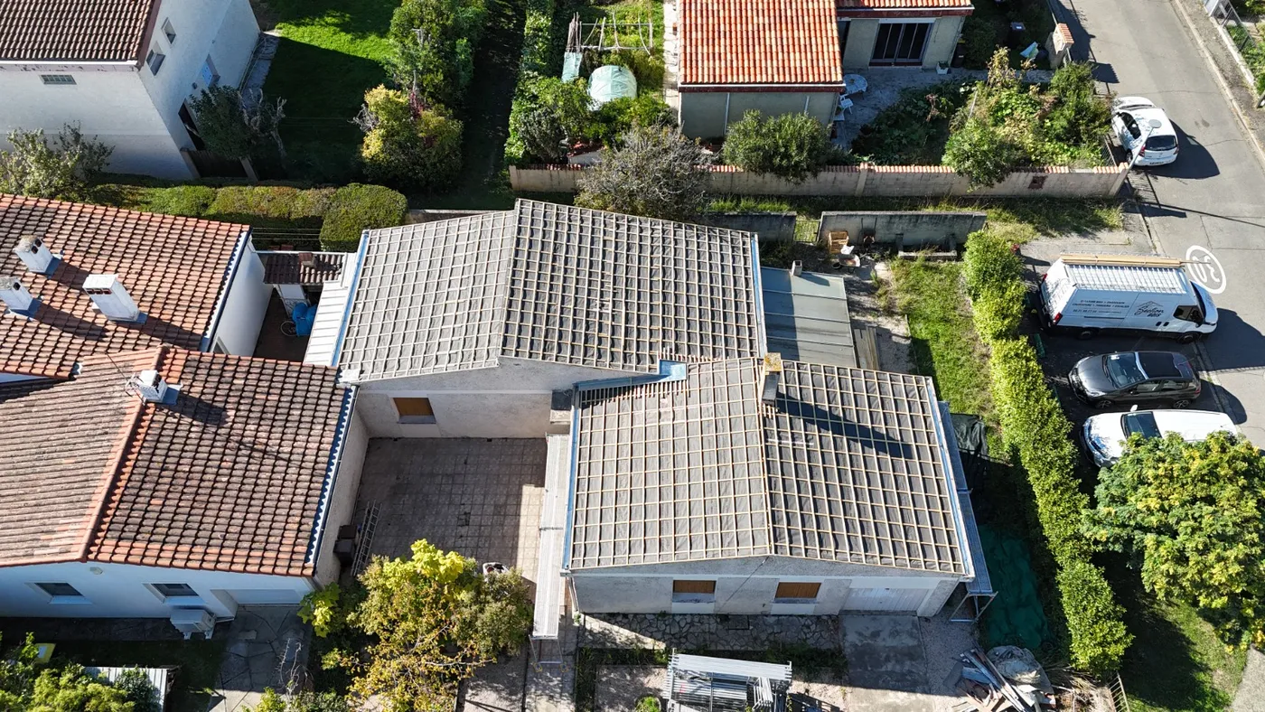 Vue aérienne de toitures de maisons avant rénovation