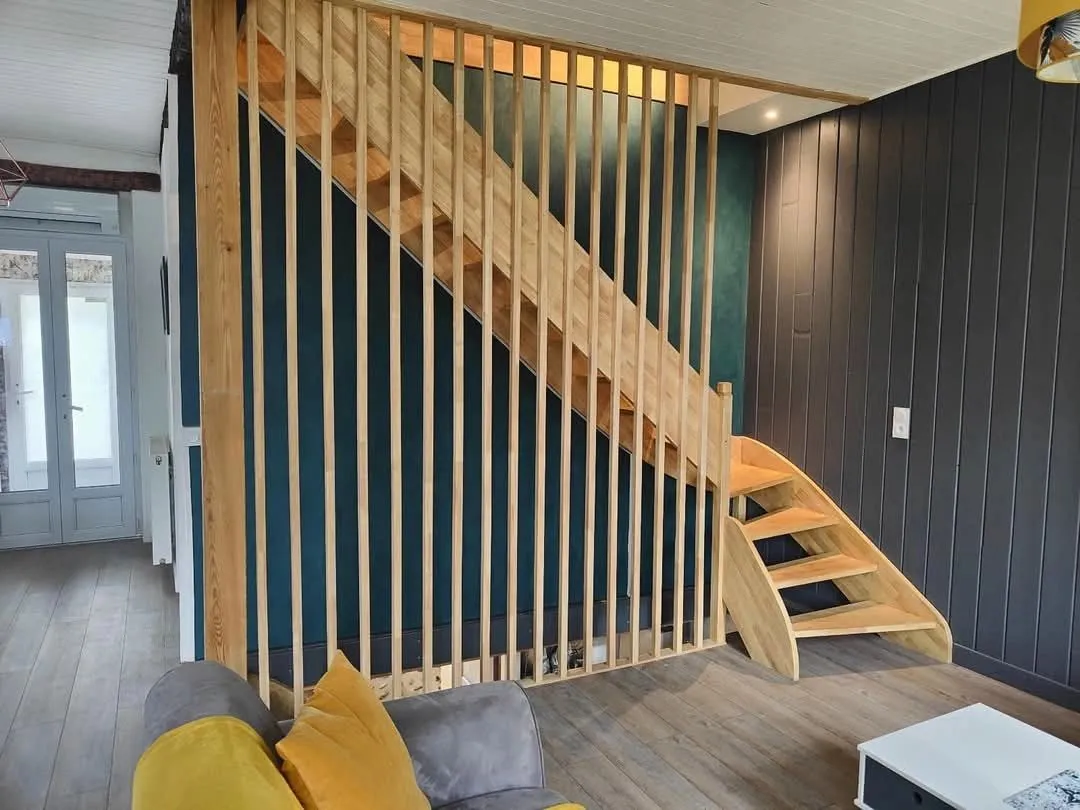 Escalier en bois sur-mesure avec garde-corps à claire-voie dans un séjour