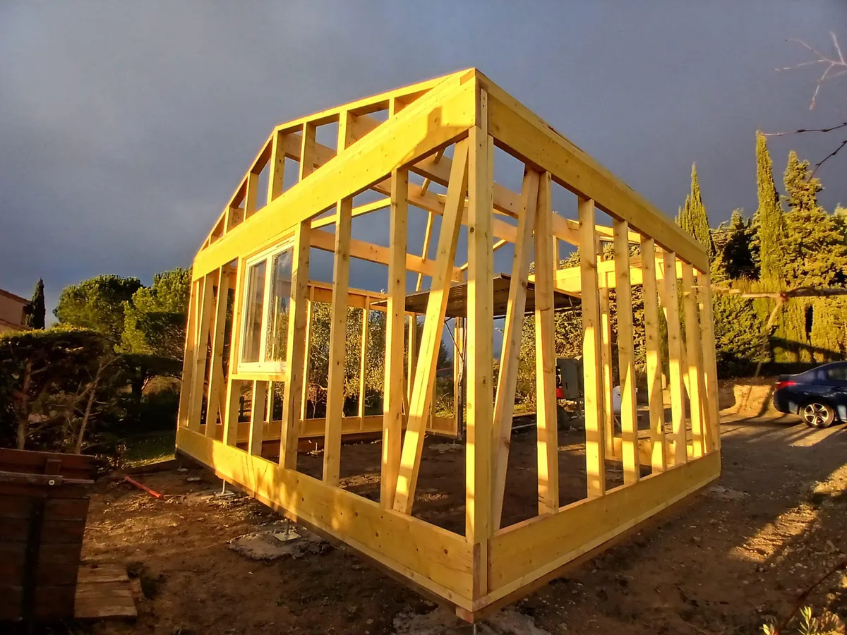 Structure en ossature bois en cours de montage