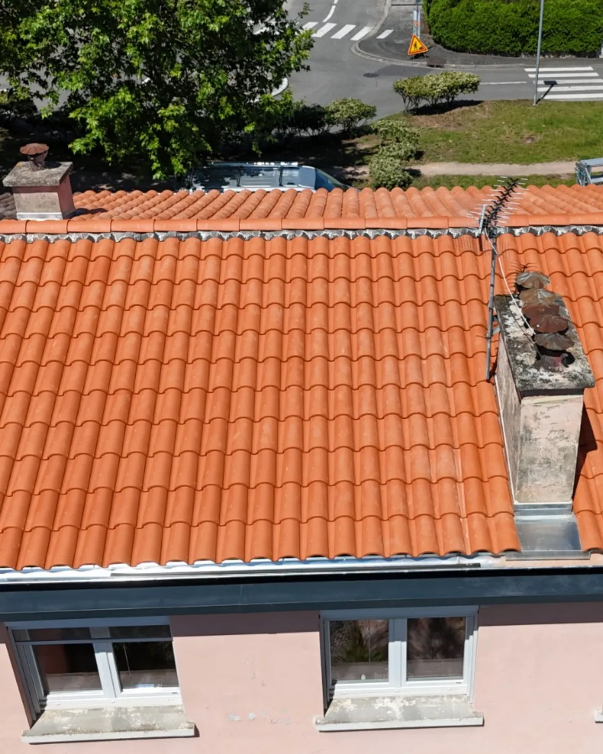Couverture en tuiles terre cuite neuve sur un bâtiment, vue drone