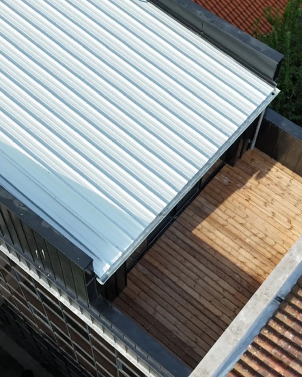 Couverture en bac acier au-dessus d'une terrasse en bois