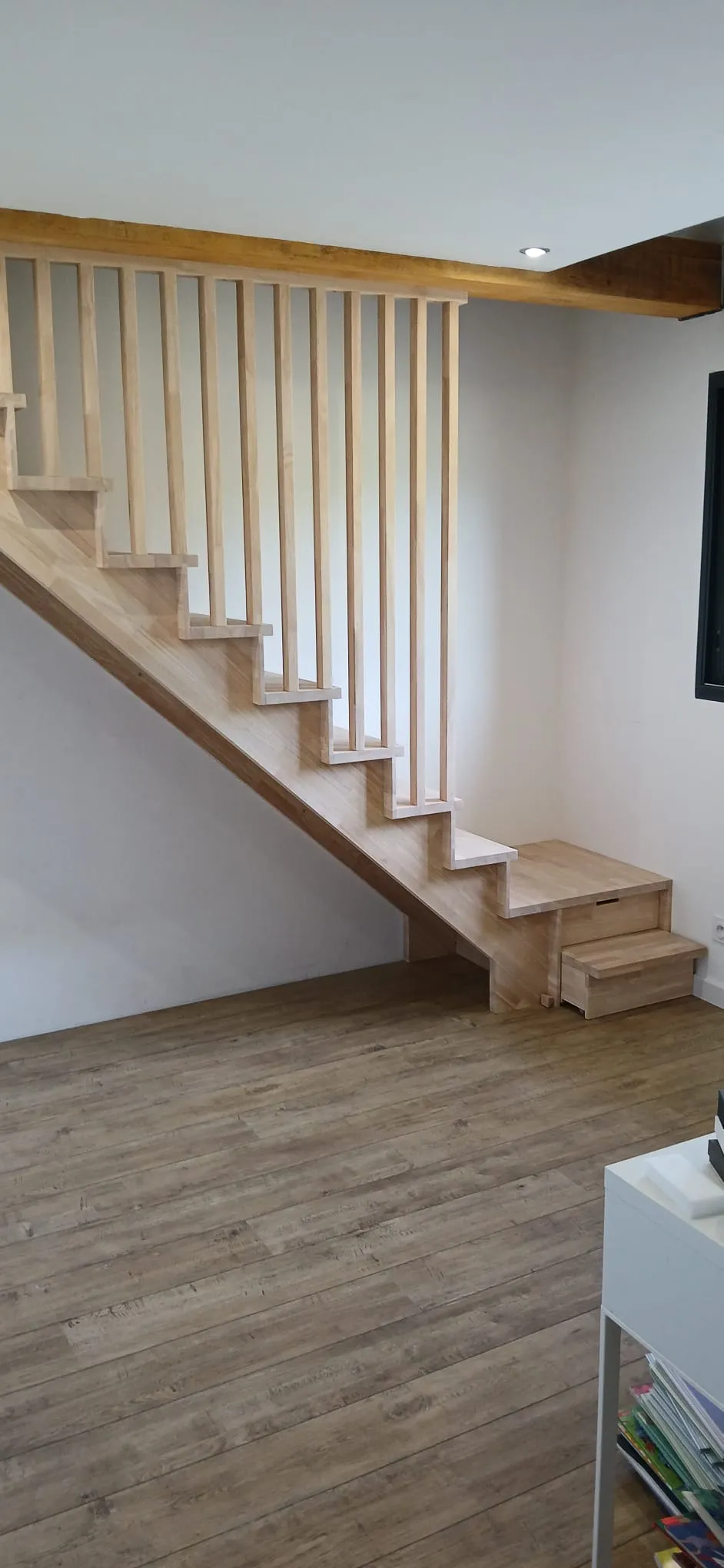 Escalier en bois avec garde-corps à barreaux