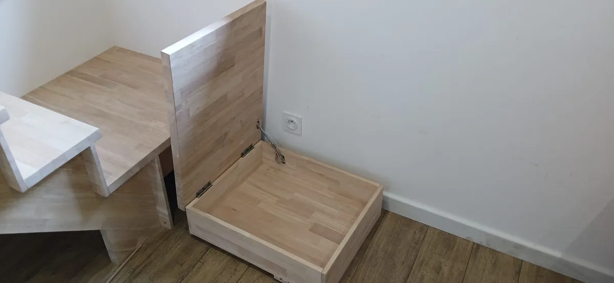Marches d'escalier en bois avec rangement intégré