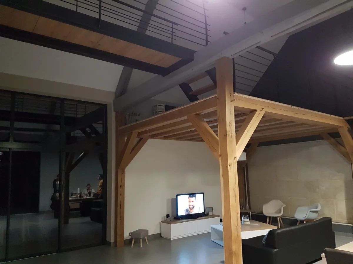 Structure en bois massif aménagée dans un séjour