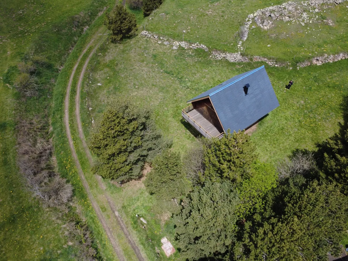 Vue aérienne d'une toiture refaite sur une maison en pleine campagne